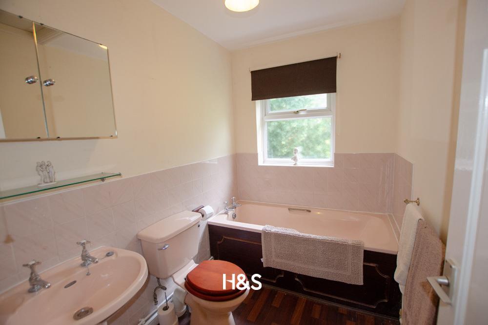 14 Woodrow Crescent - ensuite.jpg