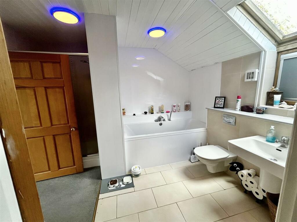 Ensuite Jack &amp; Jill Bathroom (2).jpeg