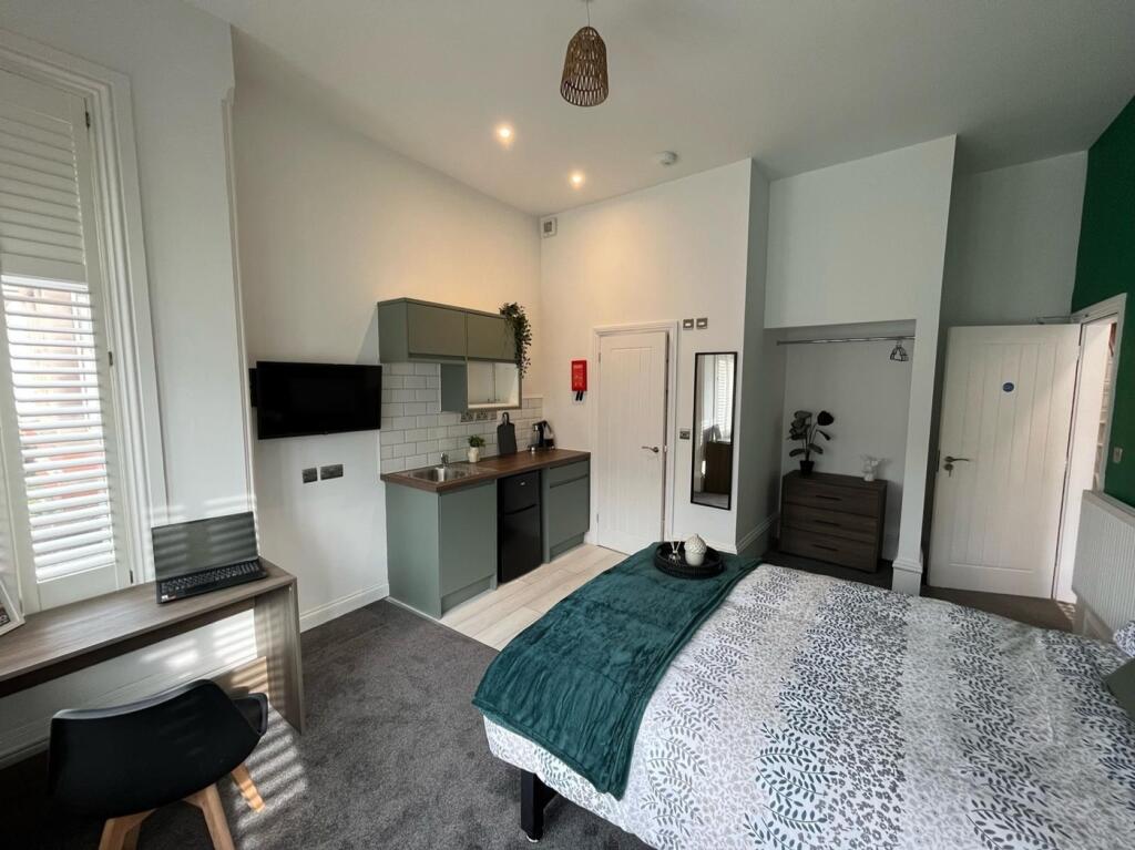 This beautifully designed double bedroom featur...