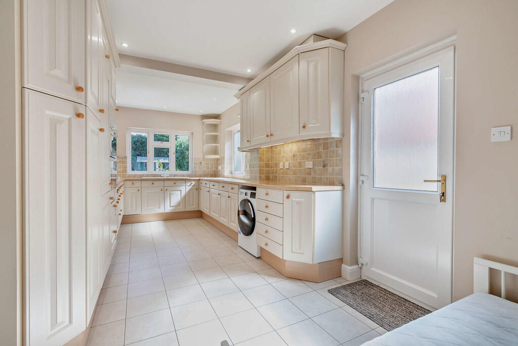 8646612-interior0...