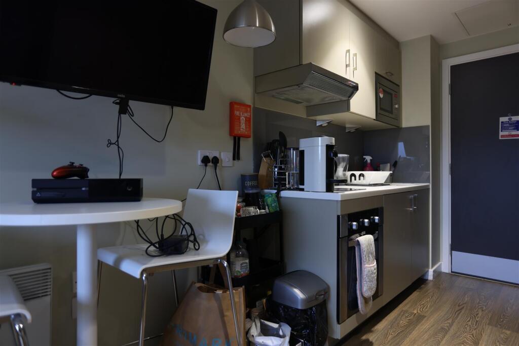 117 Jesmond kitchen and breakfast bar.JPG