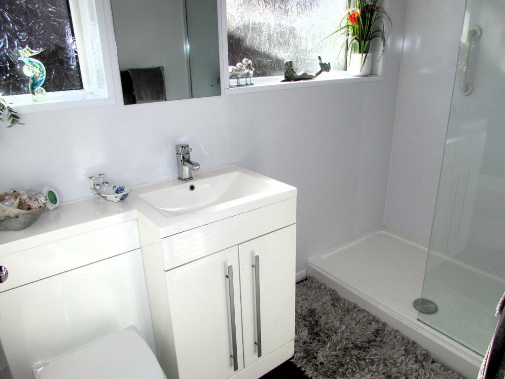 CourtDv9bath.JPG