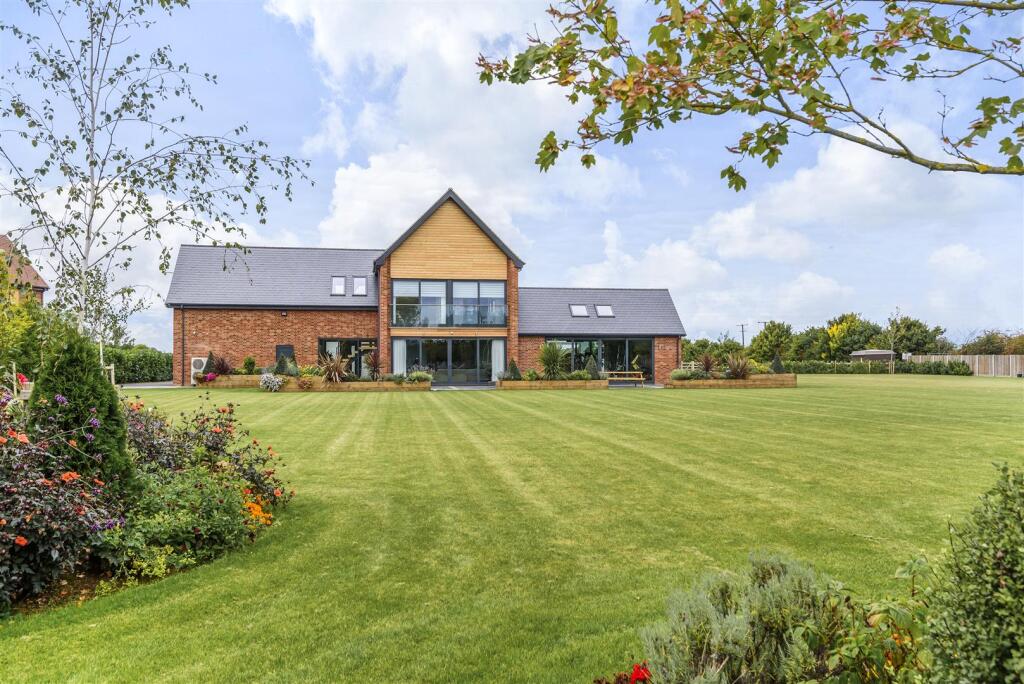 Preston Meadows 5 Bedroom Detached Property - Gard