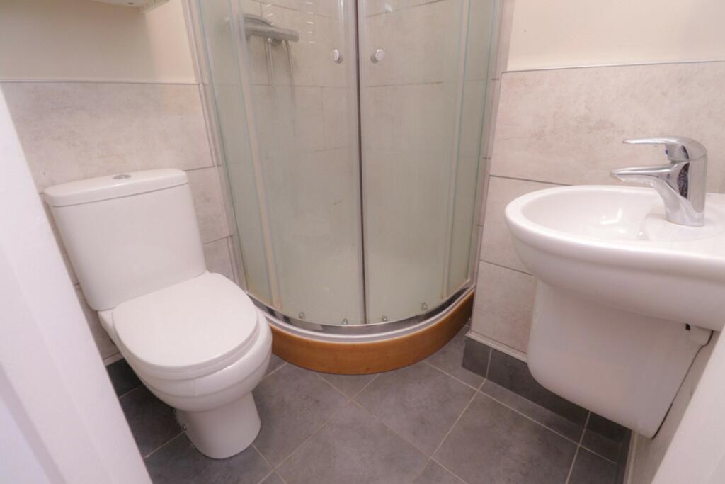 A modern and clean bathroom featuring a spaciou...