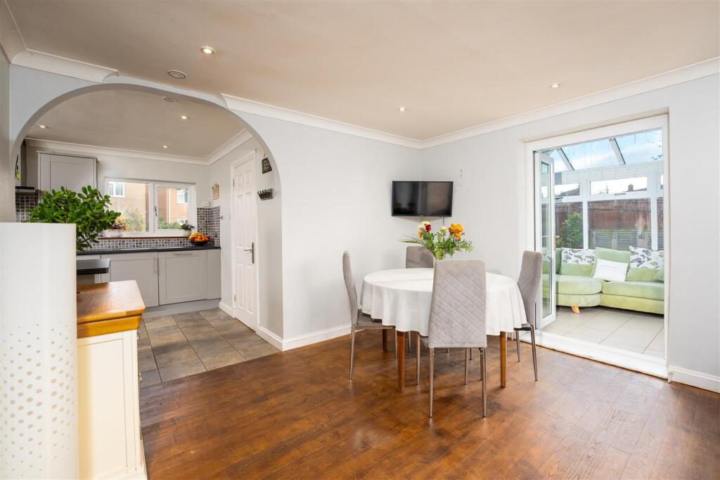 6a The Moors Drive, Middleton Cheney-4.jpg