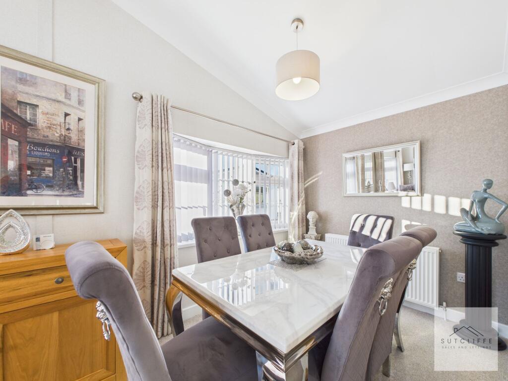 Lounge / Dining Area