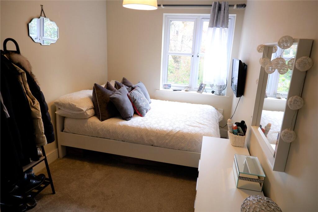 Bedroom 2/Study