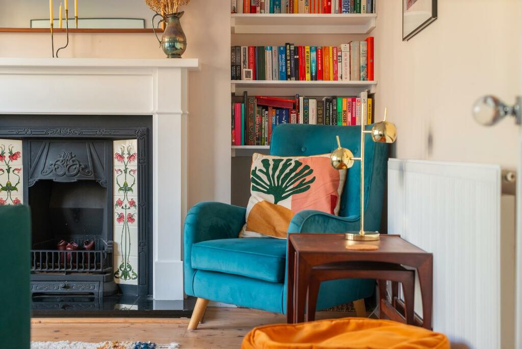 8O6RHD - Living Room A.jpg