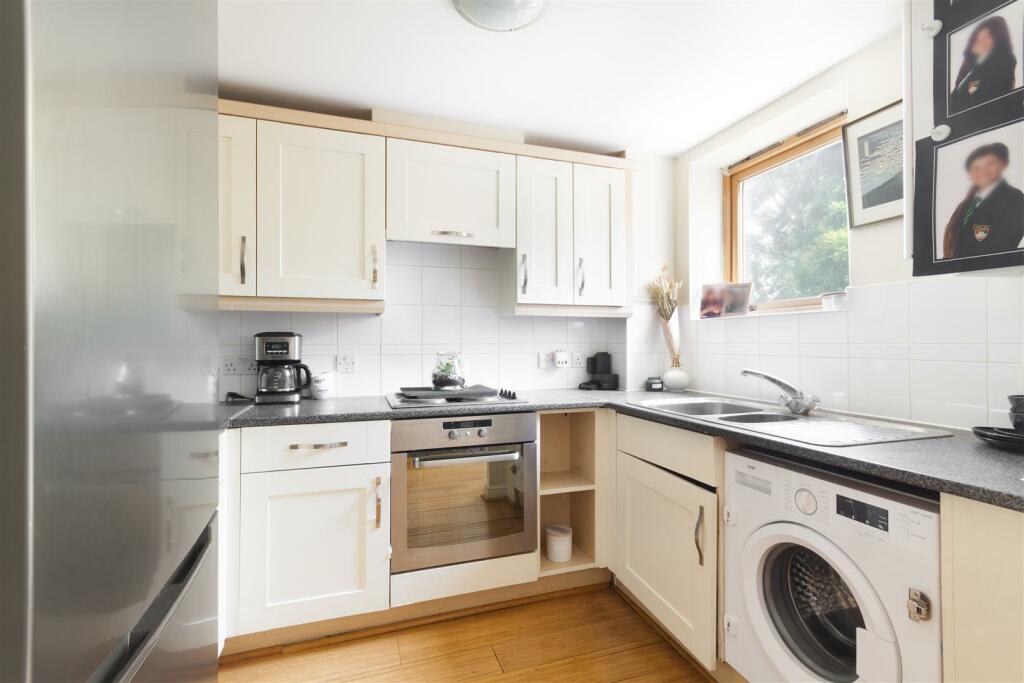 37_spottiswood_court_3_harry_close_croydon_011.jpg