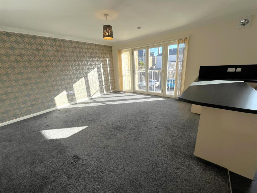 OPEN PLAN LOUNGE / DINING KITCHEN