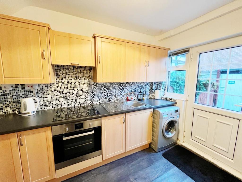 Kitchen pic 2.jpg