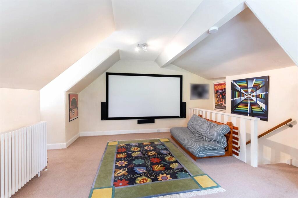 Bed 5/Cinema Room