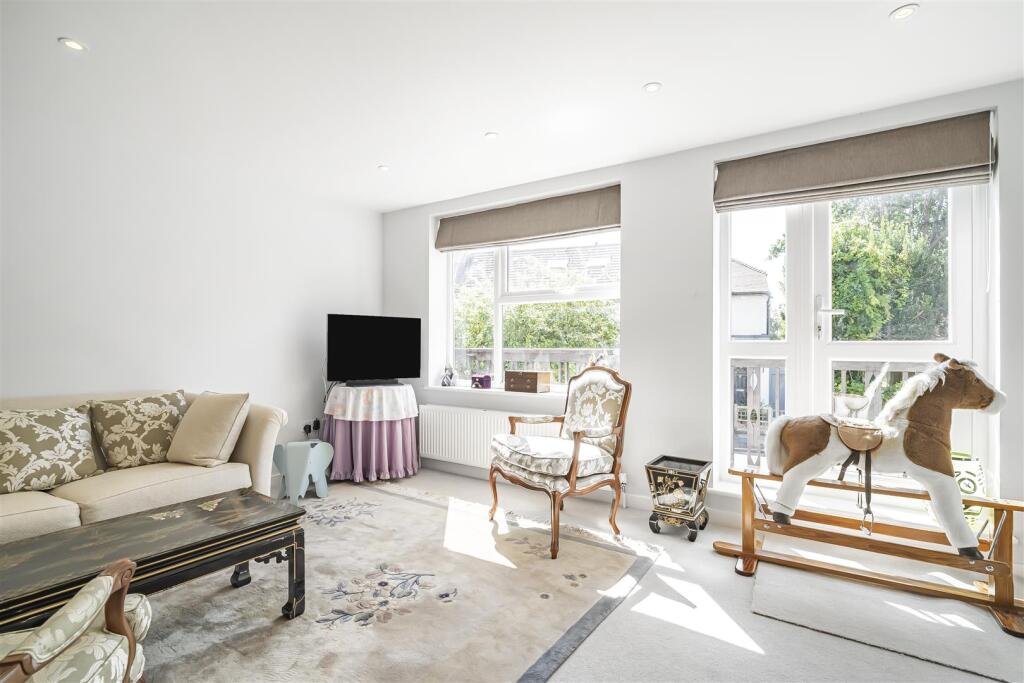 2 ewsbury_Avenue_East_Sheen__London__SW14_8JZ00012