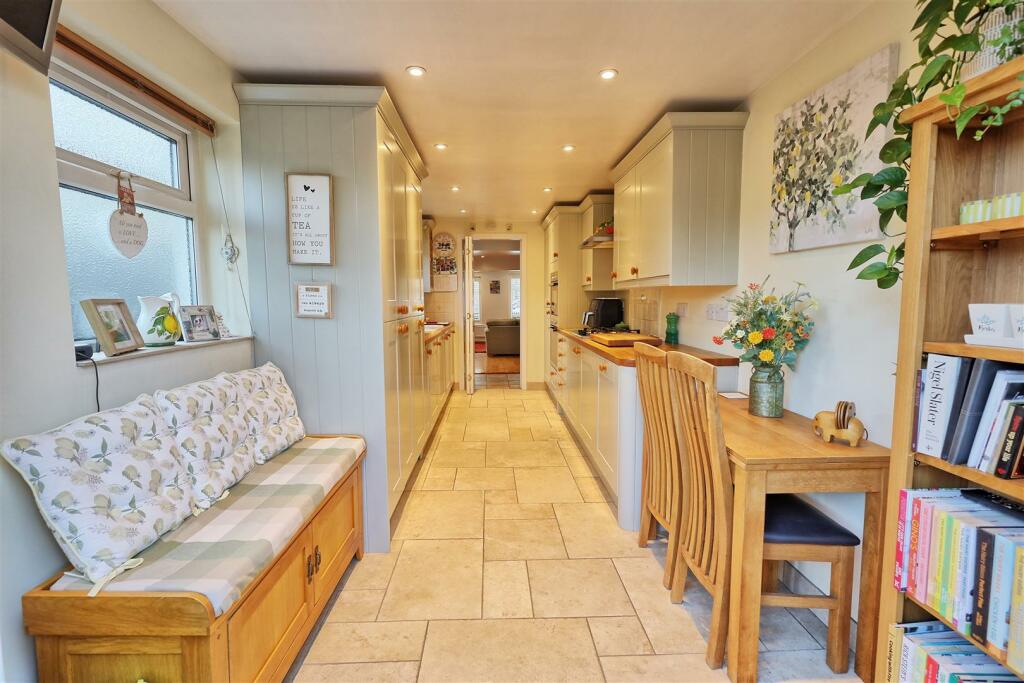 KITCHEN/BREAKFAST ROOM