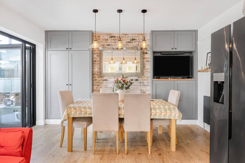 Kitchen/ Dining Room