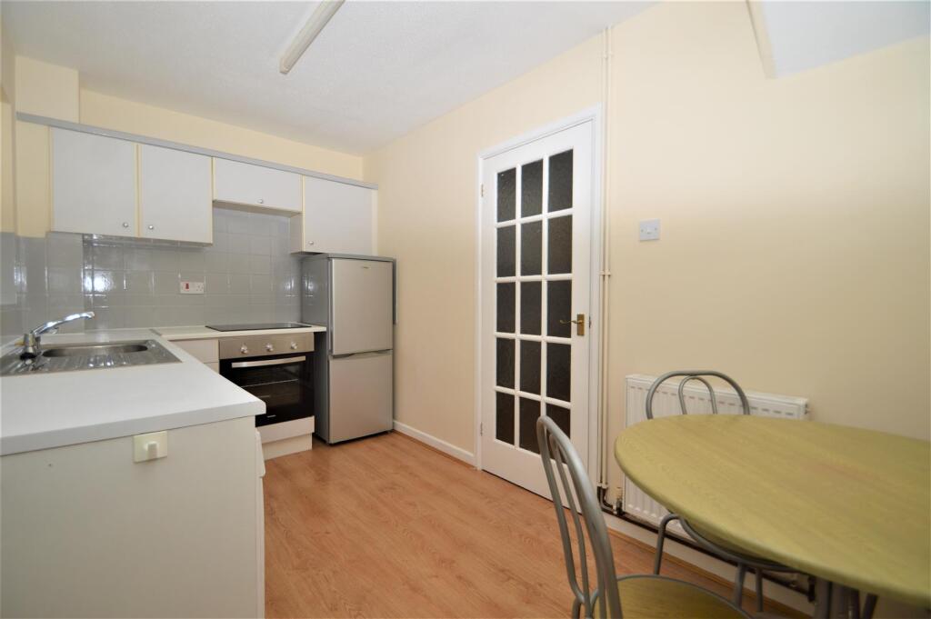 98 Watch Elm Close (5).jpg