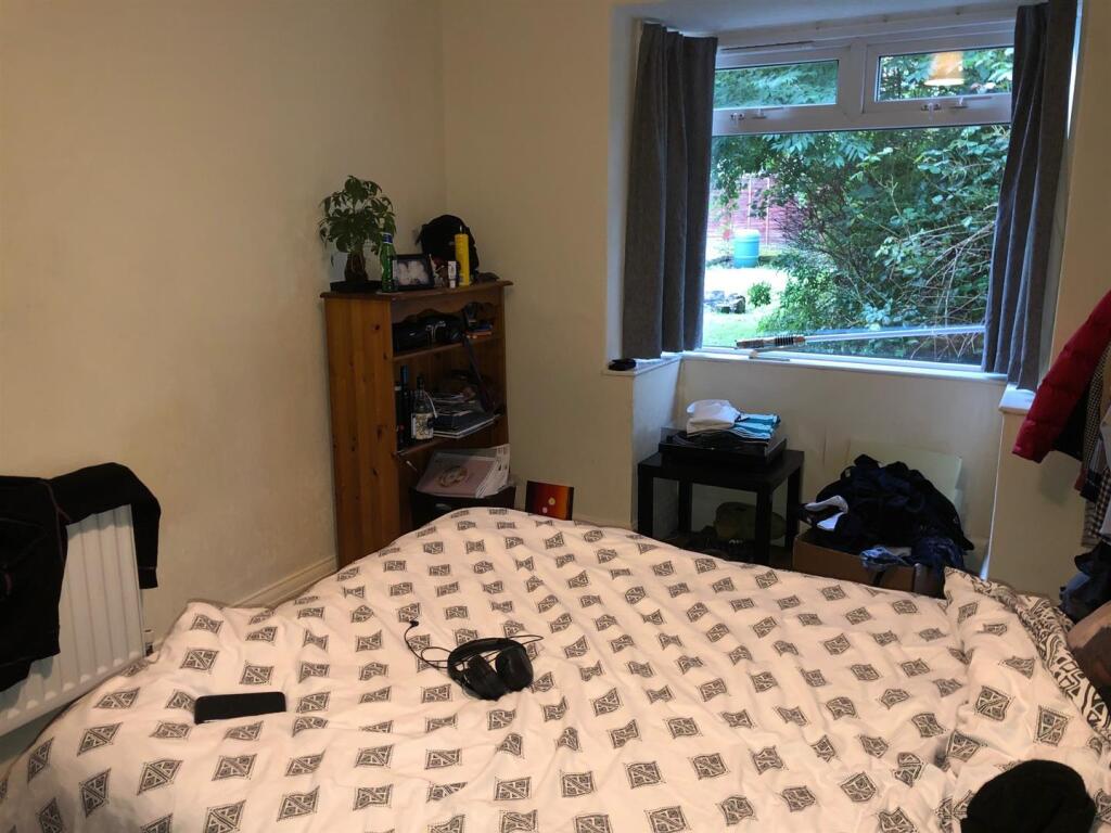 Bedroom 1a.jpg