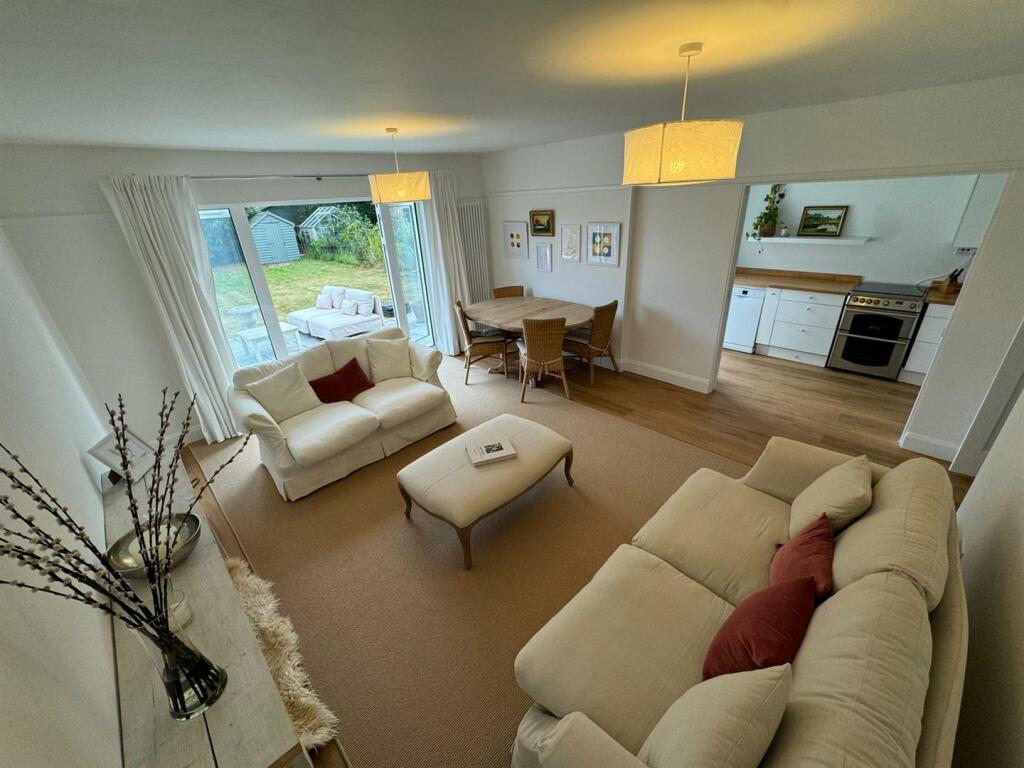 LOUNGE / DINING