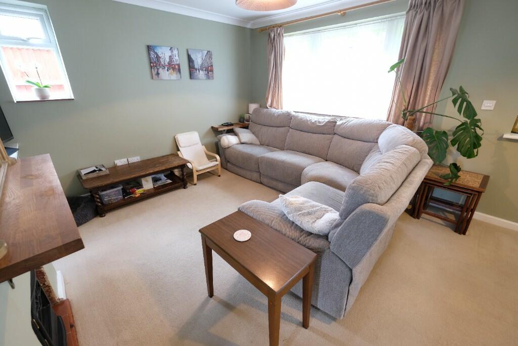 SITTING/DINING ROOM