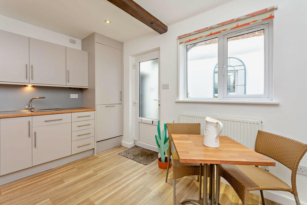 8601537-interior1...