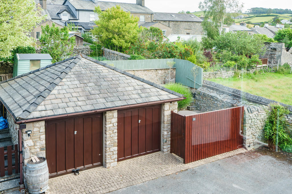 Garage/Courtyard ...