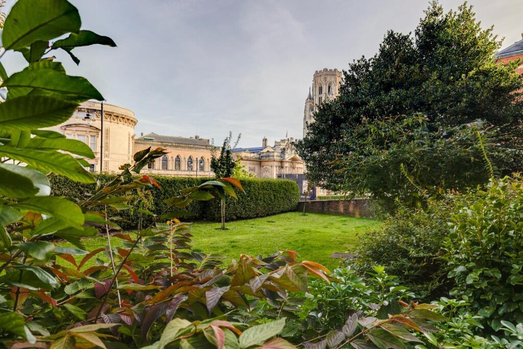 5 Berkeley Crescent 13.jpg