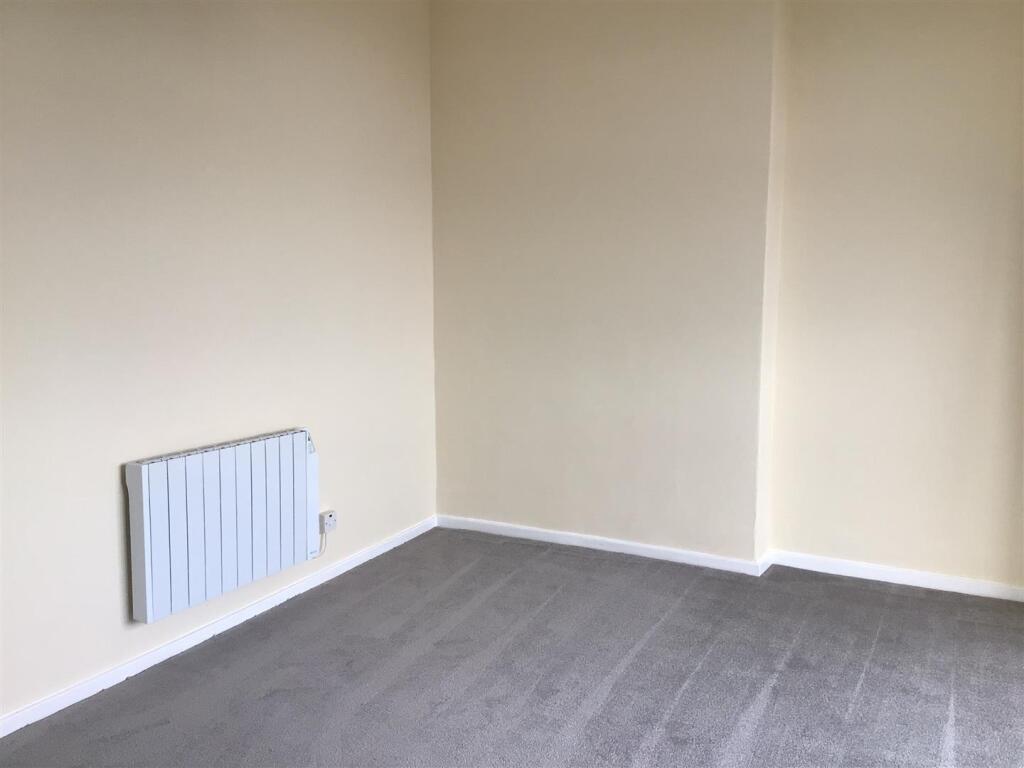 Flat 4, 8 Park Road - living room 2.jpg