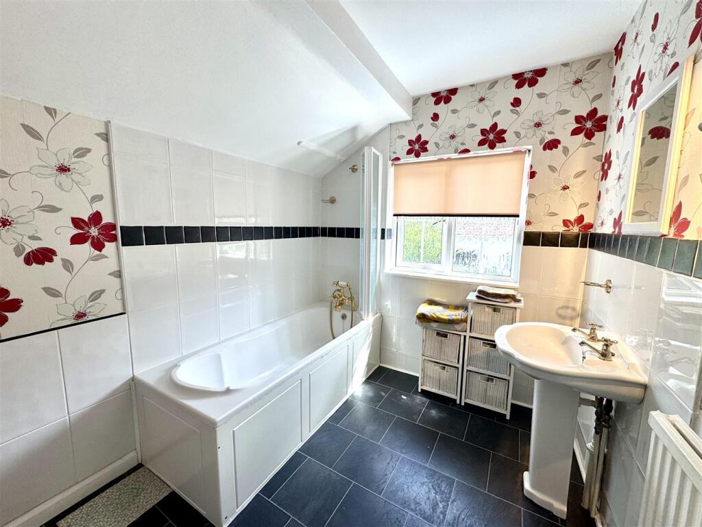FAMILY BATHROOM