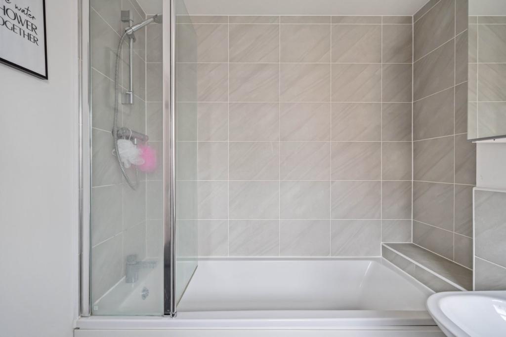 Bedroom 2 - ensuite 