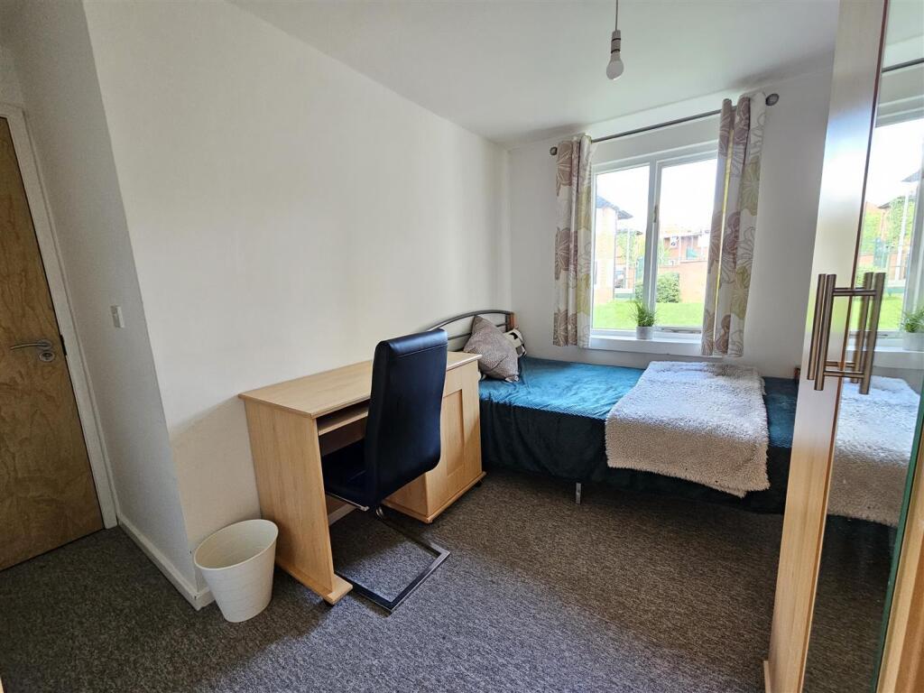 Flat 21 Room 4.jpg