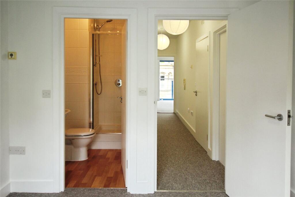 Ensuite / Hall