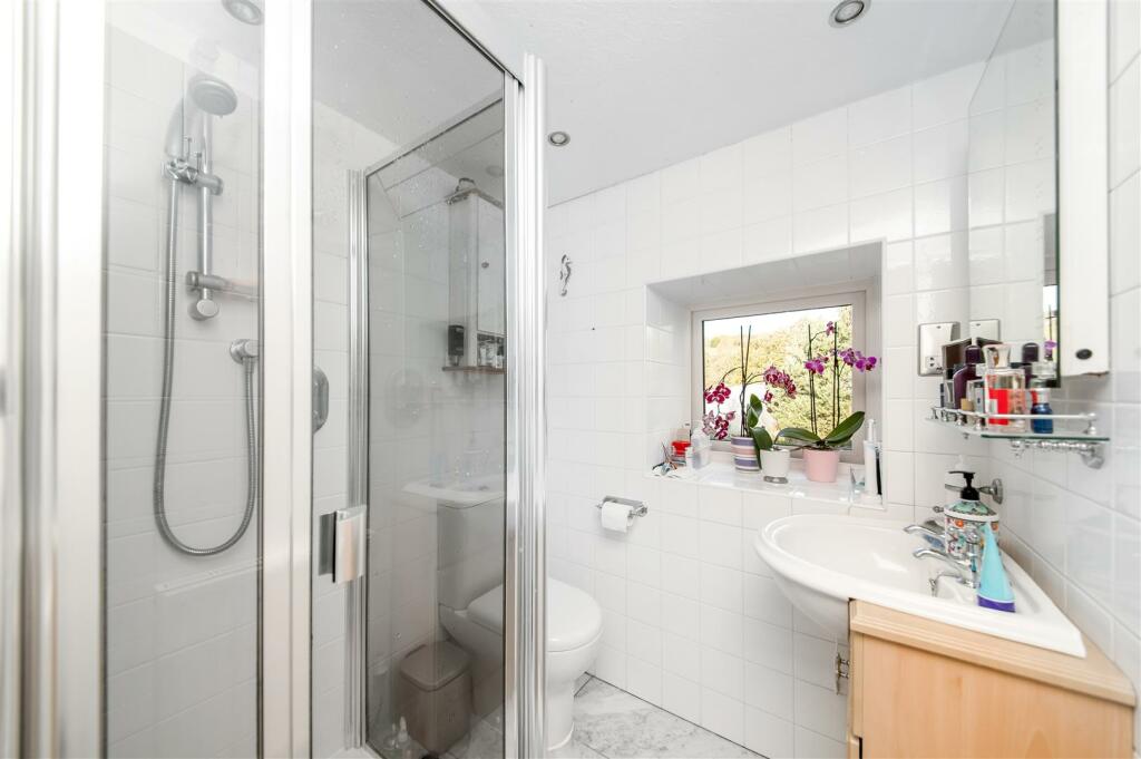 EN-SUITE SHOWER ROOM