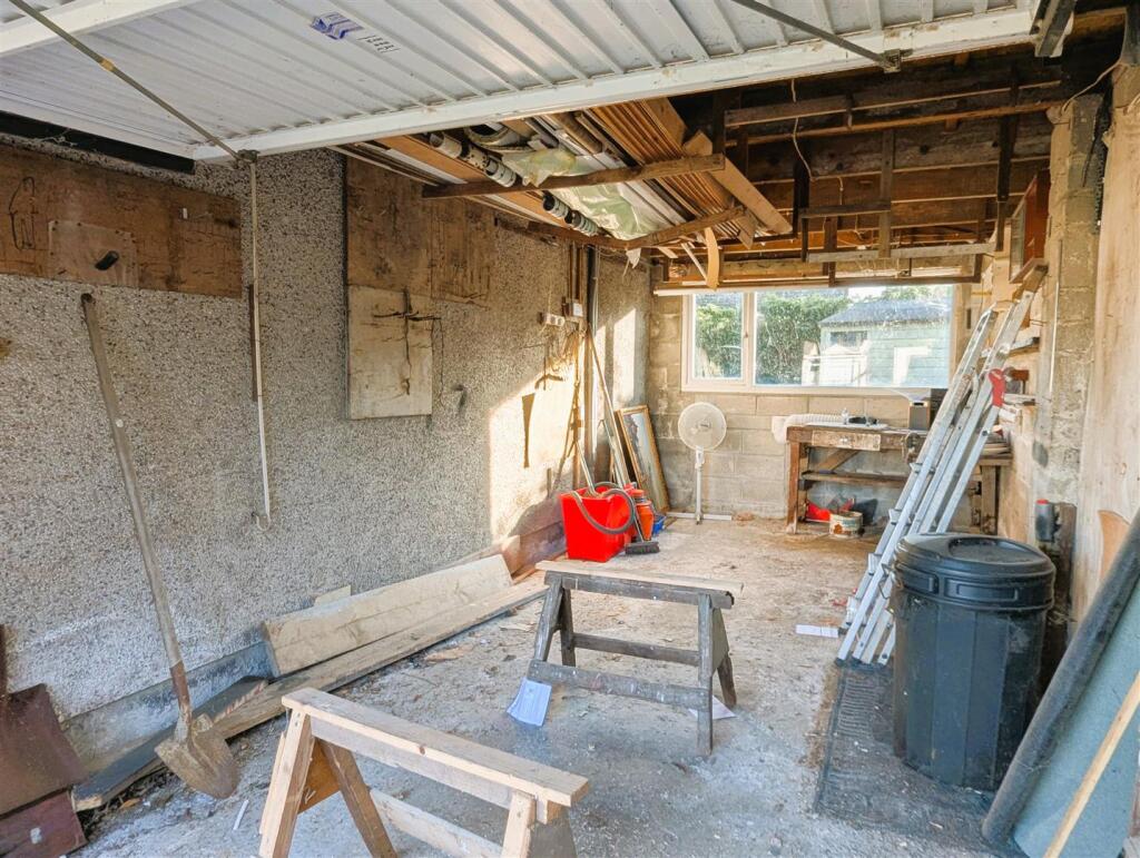 11 Parkwoon Close - Garage