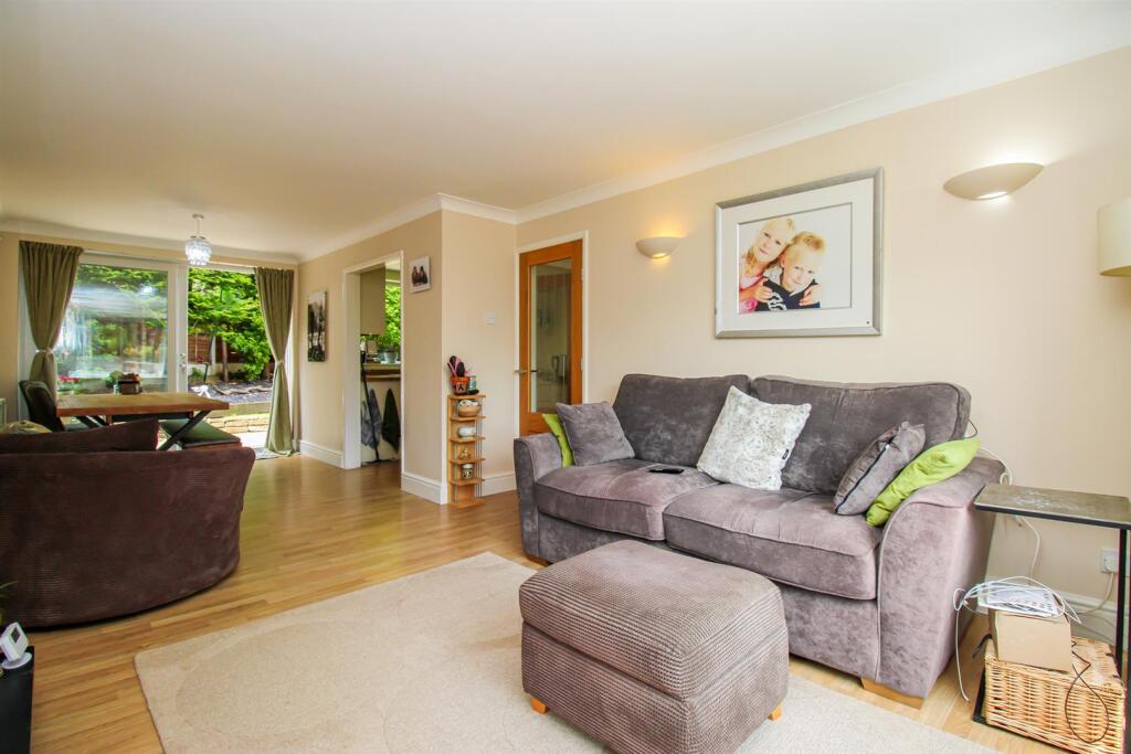 LOUNGE/DINING ROOM