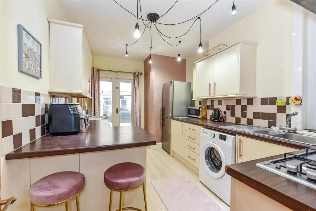 Kitchen / Breakfast Bar