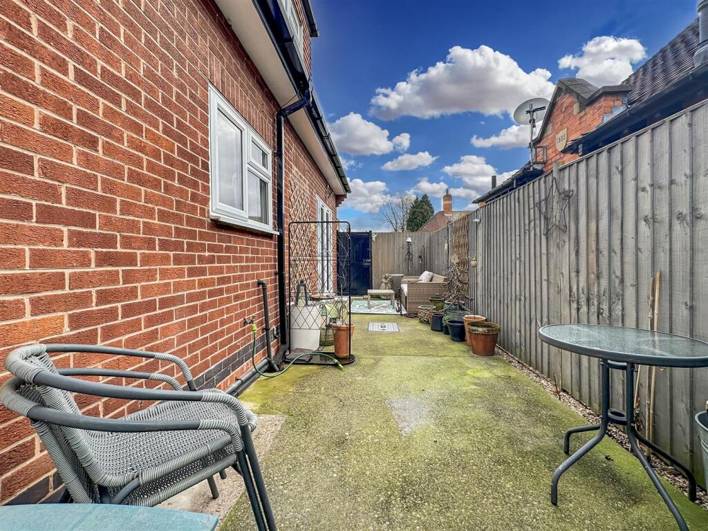 Low-Maintenance Garden 094