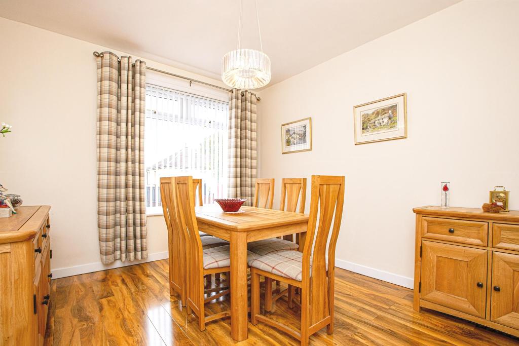 Bed 3 / Dining Room