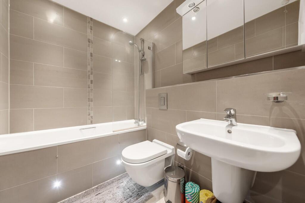 En-Suite Bathroom.jpg