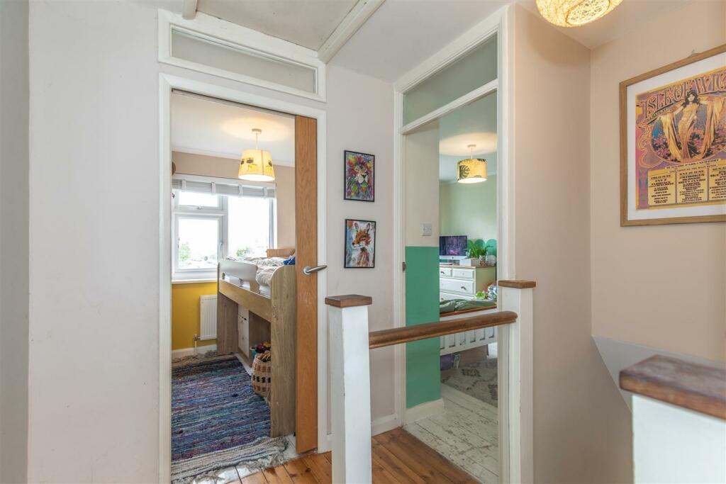 2 Somerset Close15.jpg