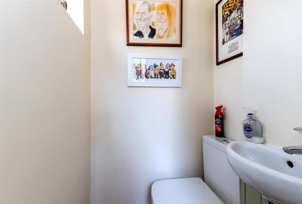 Guest toilet 1N9A7475-CR3-20240818-DxO_DeepPRIME X