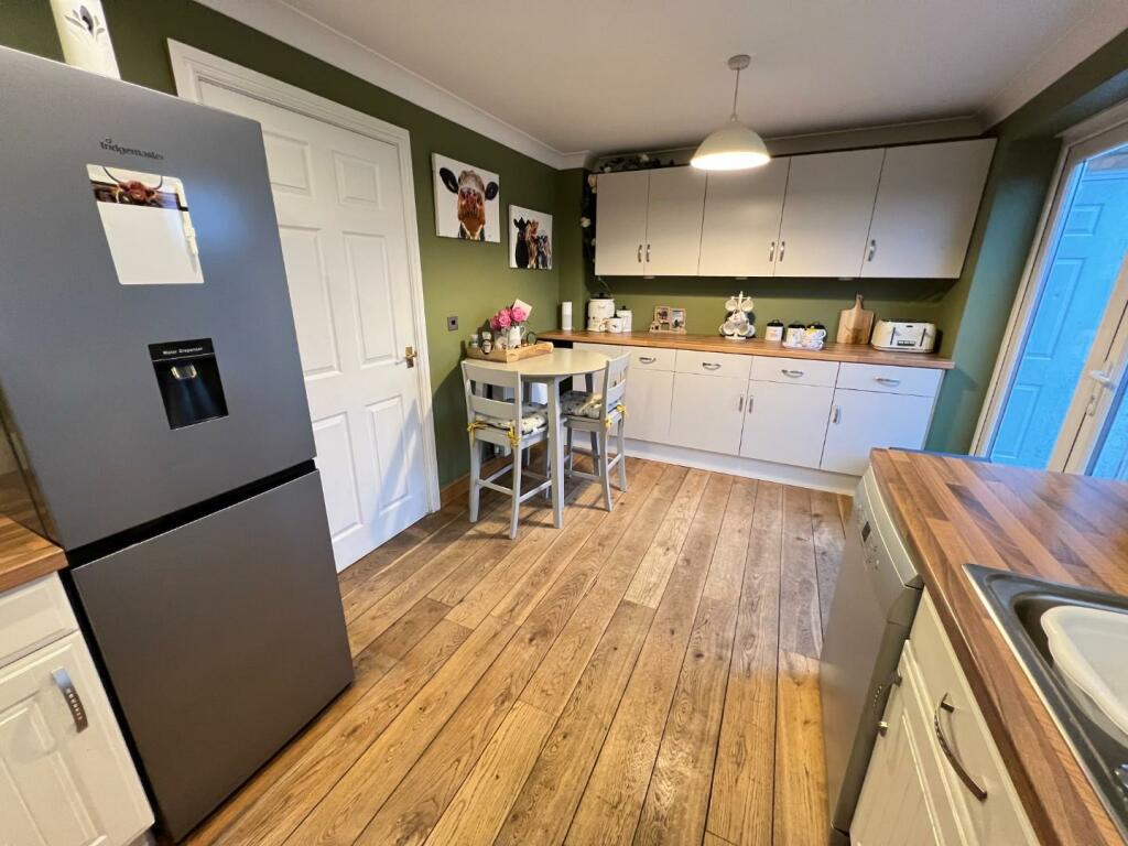 Kitchen/ Dining Room