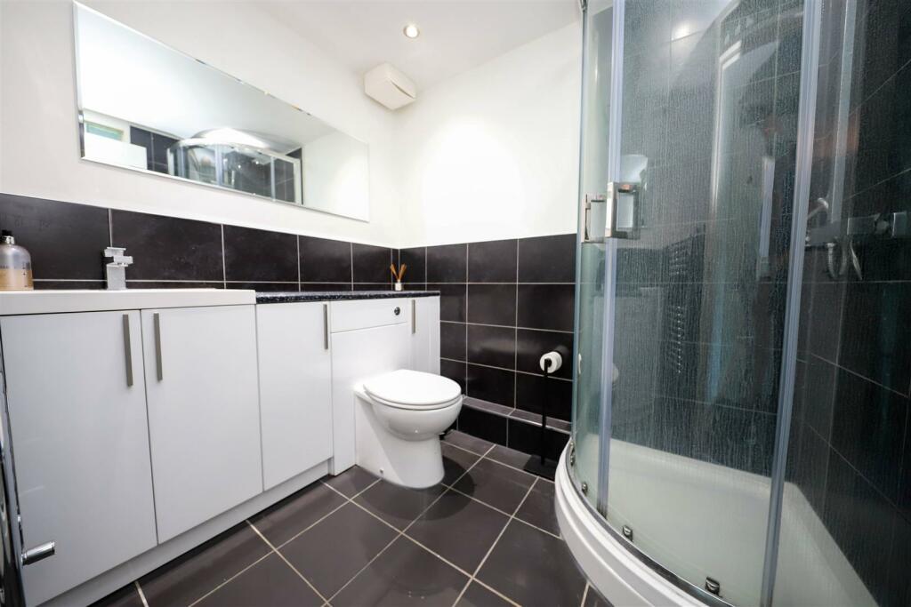 nicholas james park apartments bathroom.jpg