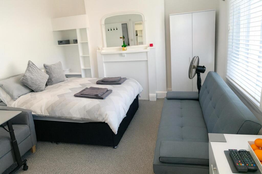 spacious_multifunctional_room_marketing