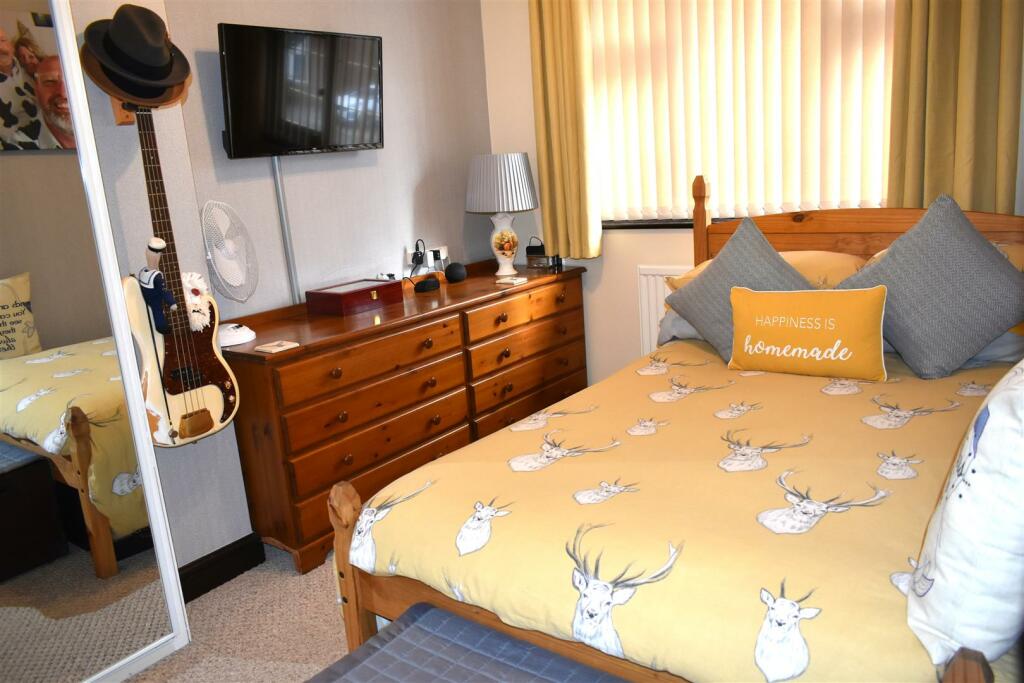 bedroom 2.JPG