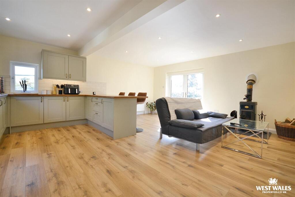 Kitchen / Living Area