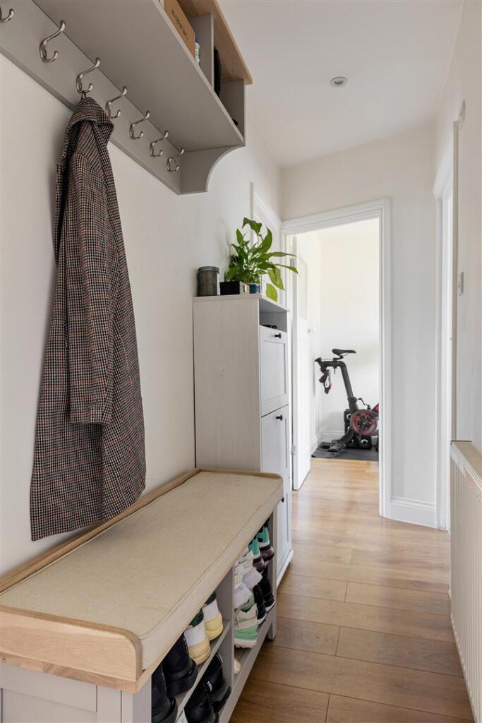 Onslow Gardens, E18