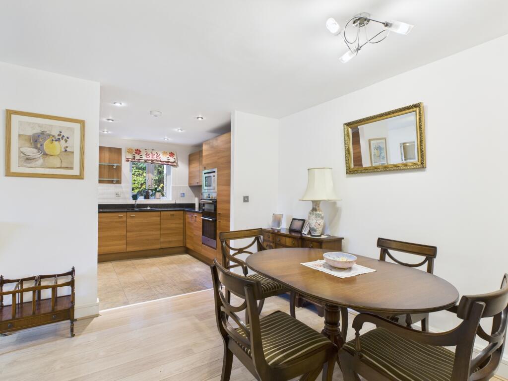 CAM04018G0-PR0399-STILL009