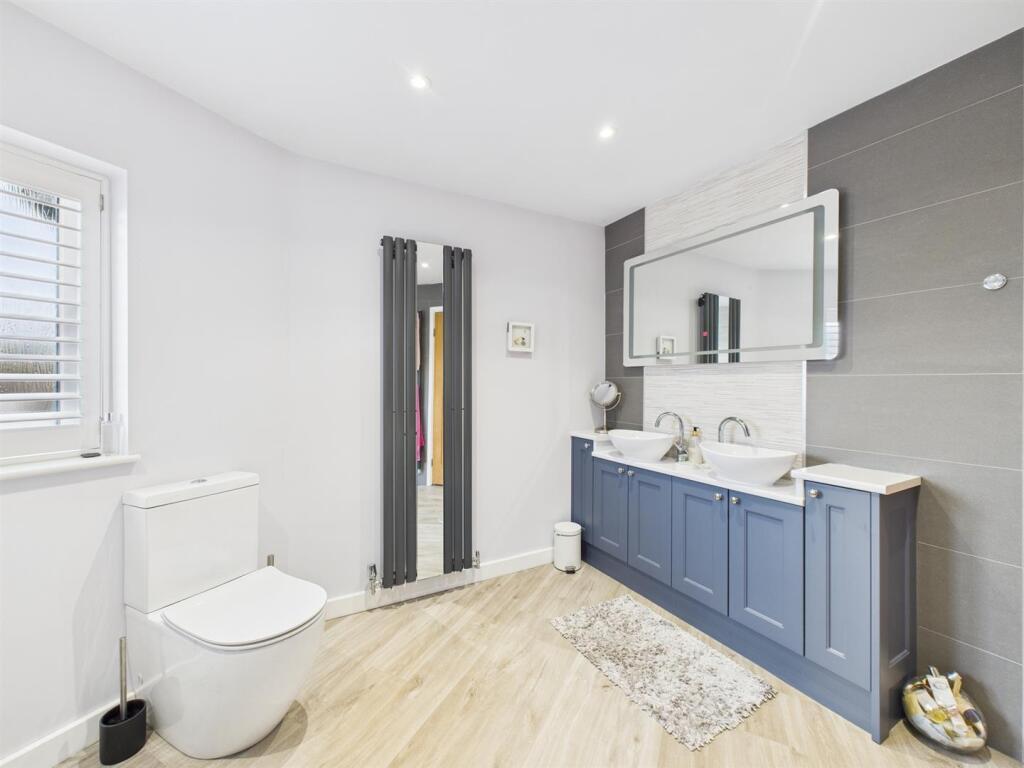 Large Well-Appointed Bathroom