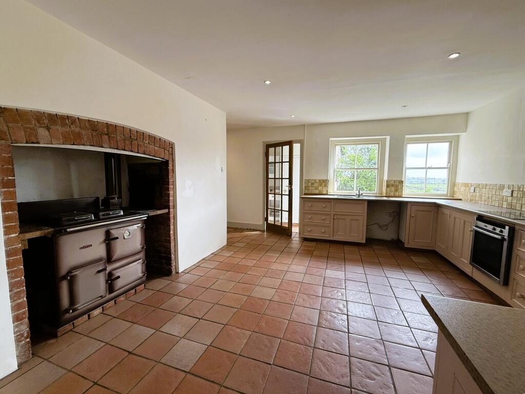 KITCHEN/BREAKFAST ROOM