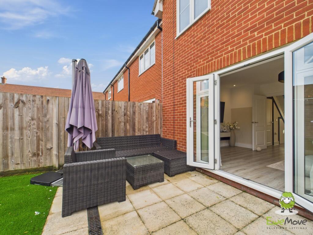 EweMove Estate Agents Basingstoke - Fishbourne Gar